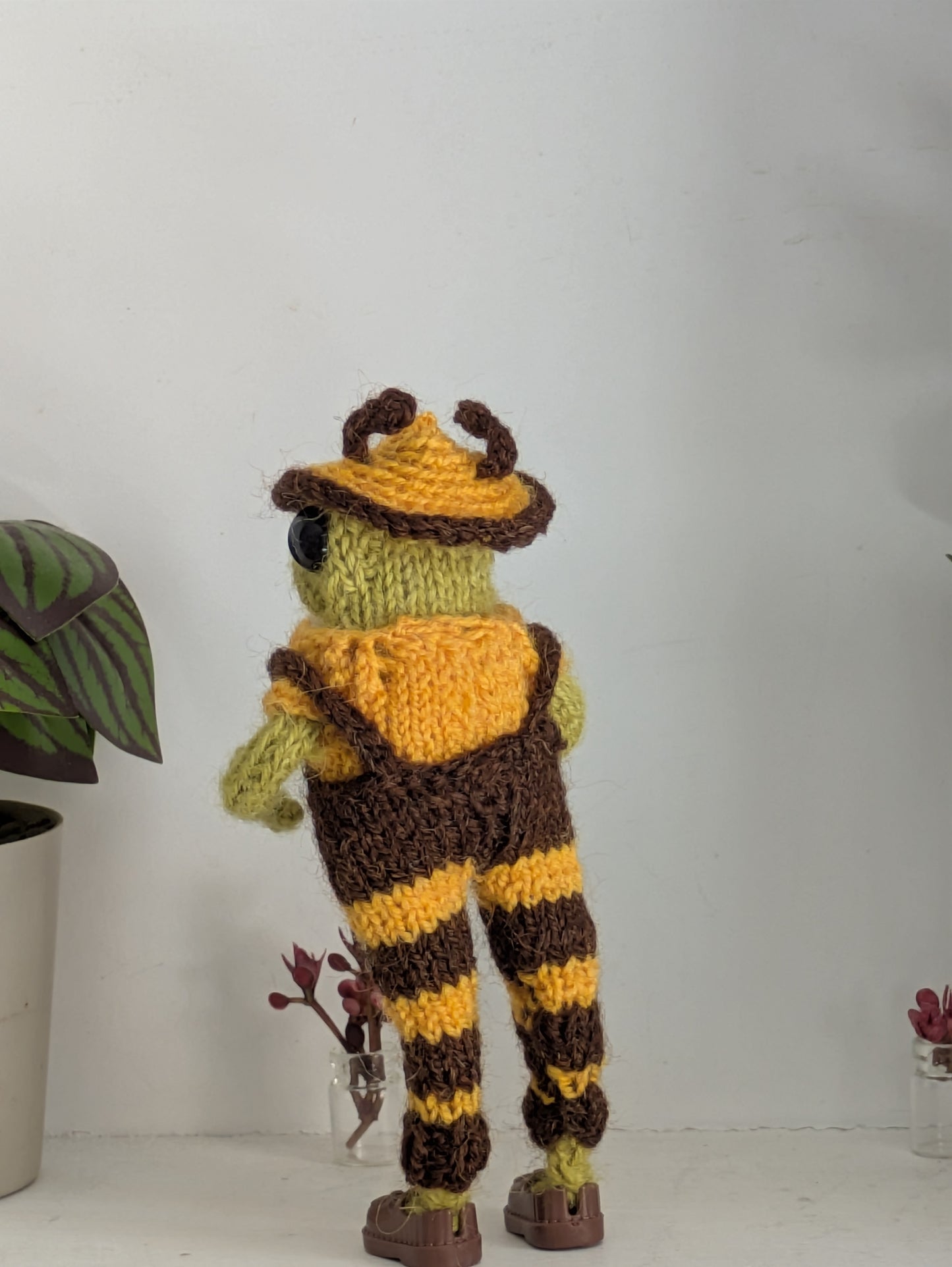 Bzz the bee frog