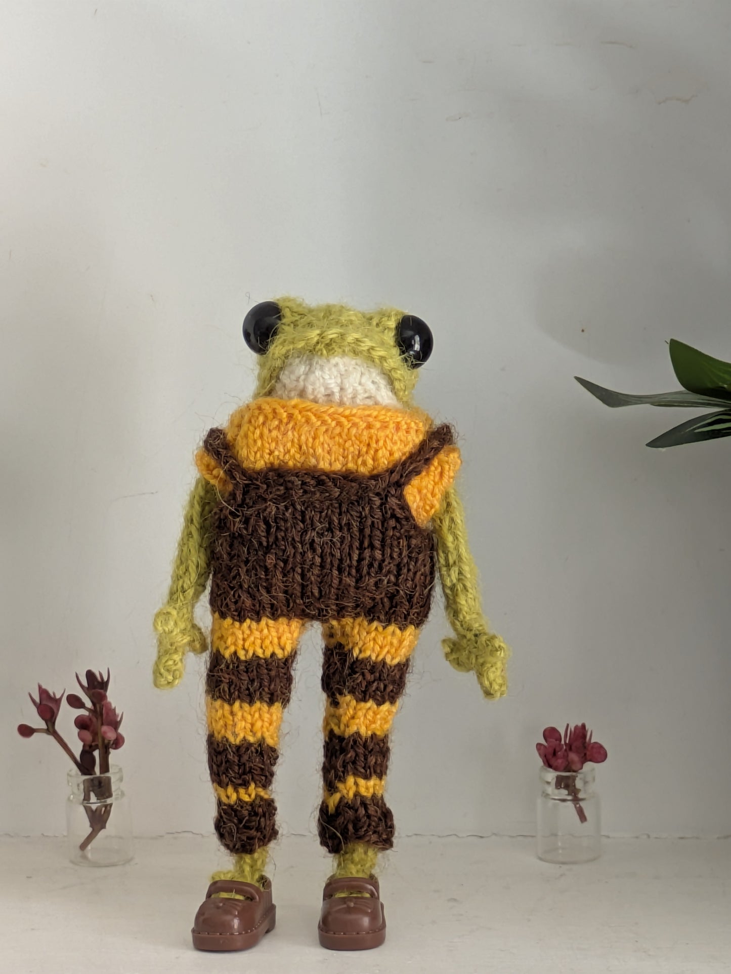Bzz the bee frog